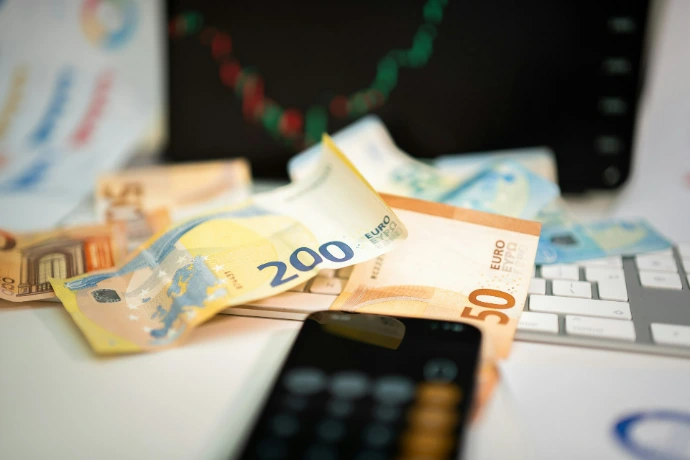 Een mobiele telefoon die op een stapel geld ligt